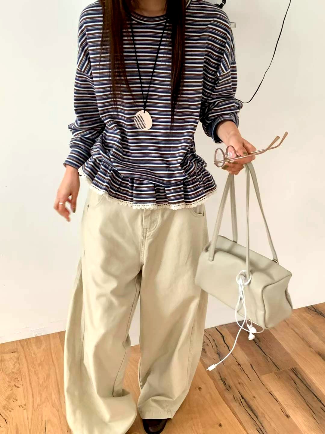 편안한 캐주얼 룩을 위한 스타일리시 스트라이프 여성 탑