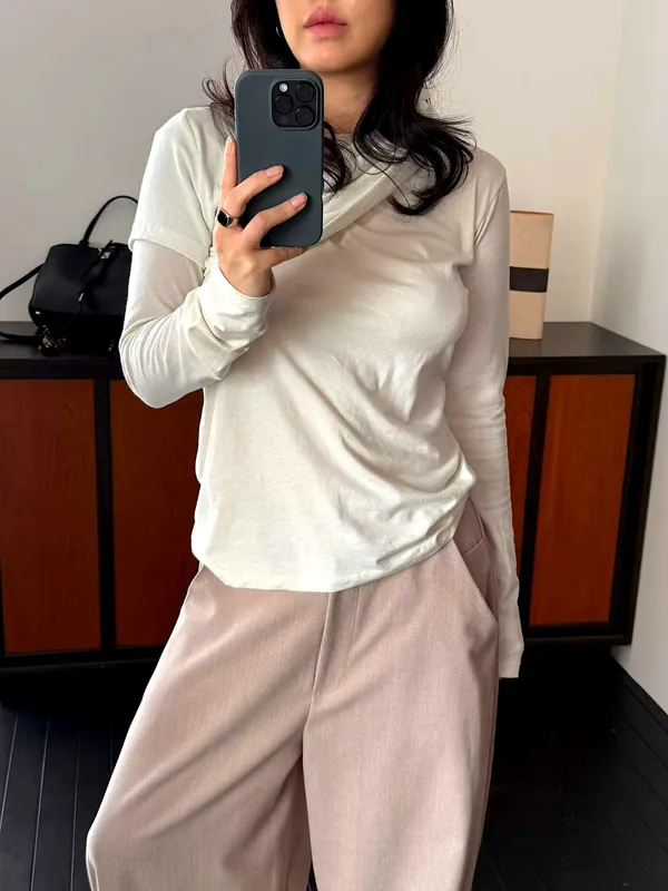 Stylish and Minimalist Long Sleeve T-Shirt for Women, Perfectly Versatile
