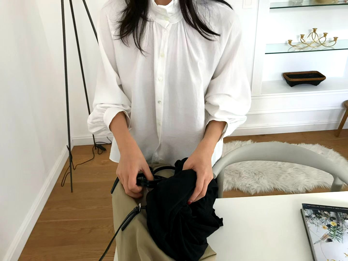 미니멀 화이트 셔츠, 우아한 스타일, 필수 아이템
