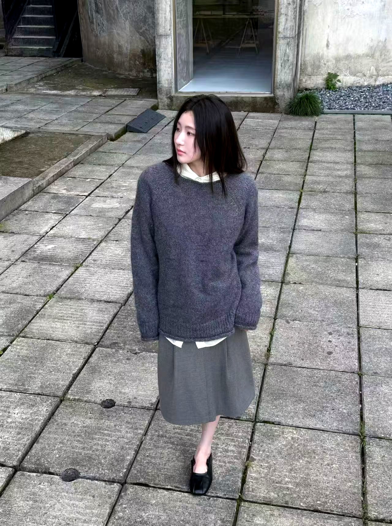 패셔너블하고 미니멀한 스웨터, 따뜻하고 편안하며 가을과 겨울에 완벽하게 어울립니다