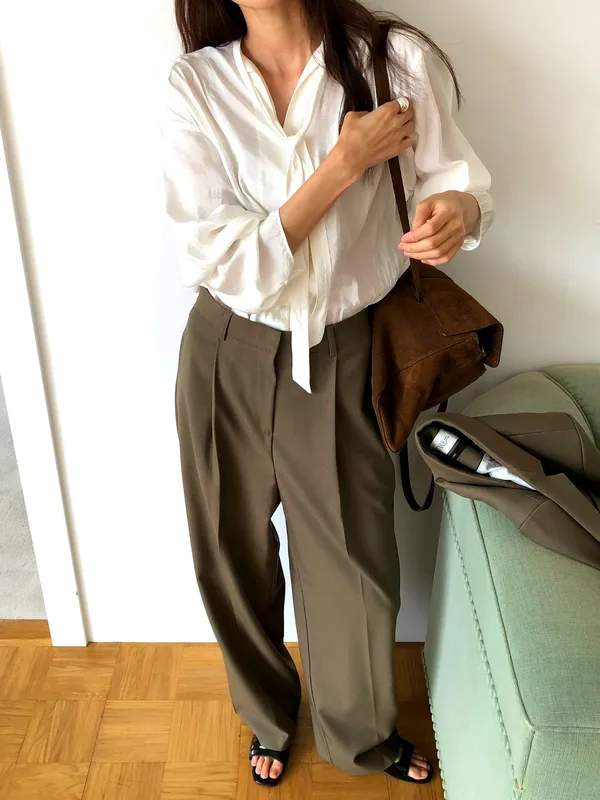 Elegant Women's Top, Lightweight and Breathable, Perfect for Pairing with Pants
