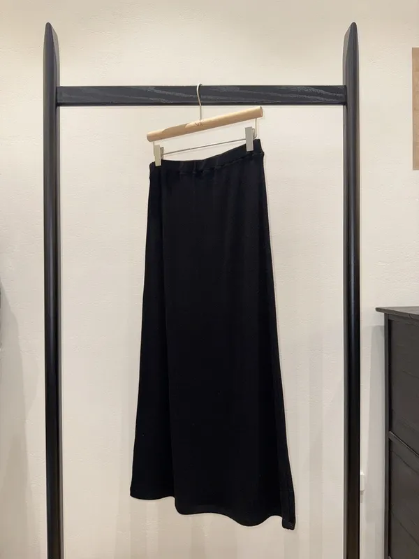 Classic Black High-Waisted Skirt - Elegant and Versatile