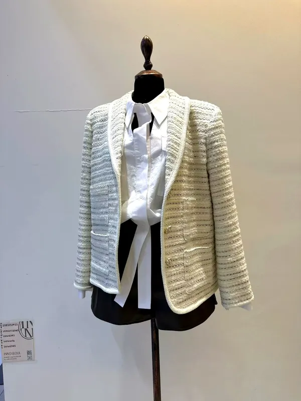 Áo khoác nữ thanh lịch với phong cách sang trọng
