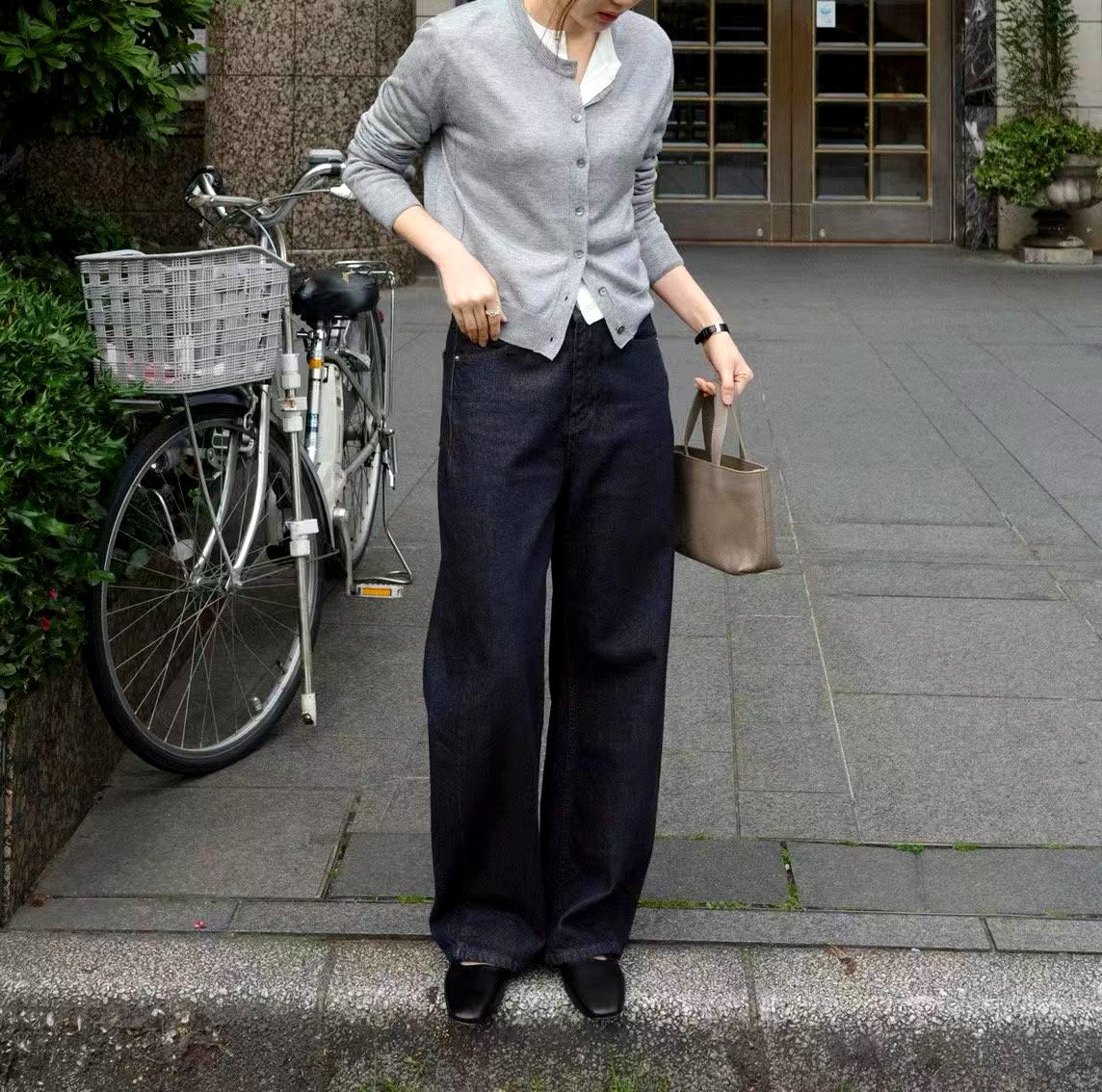 미니멀리스트 그레이 가디건 재킷, 편안하고 다용도M O A N I    /   NEW

✅₩43,000

curved denim pants 

- 커브드 데님 - 

< Color >
Ivory , Indigo , Beige

< Size >
55 , 66
상세 사이즈 : (55 size) 허리둘레-34cm , 허벅지-32cm , 밑단-23cm , 총기장-104cm

< Fabric >
cotton 100%