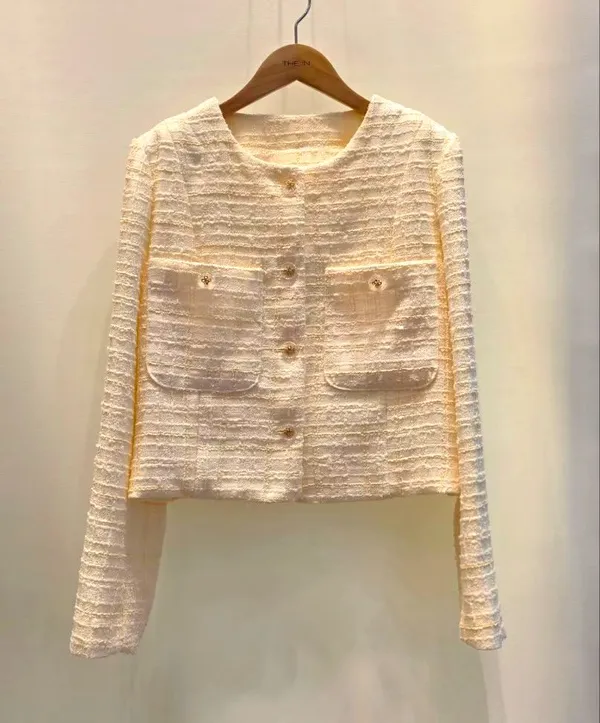Elegant and Minimalist Women's Top, Fashionable and Versatile