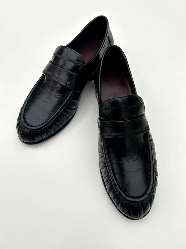 Classic Black Women's Shoes, Stylish and Comfortable for Any Occasion