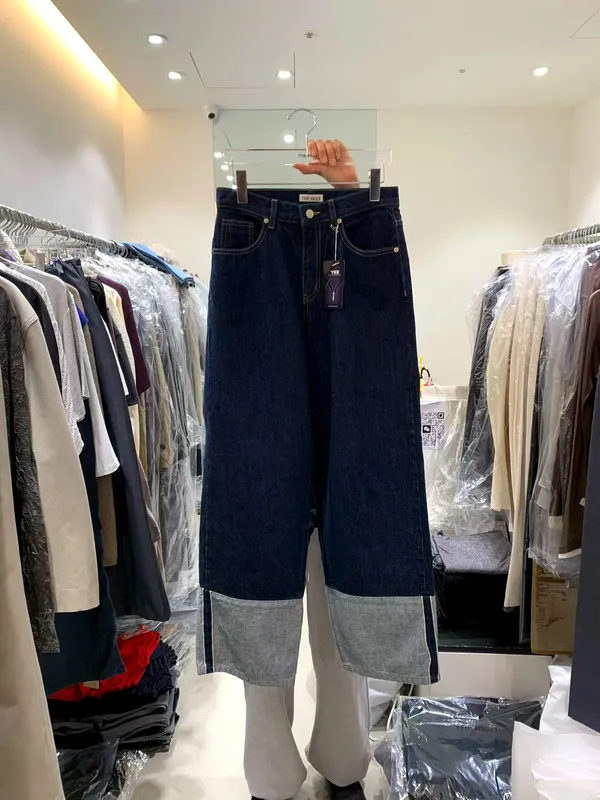 Stylish Loose-Fit Jeans - Comfortable and Versatile for Any Occasion