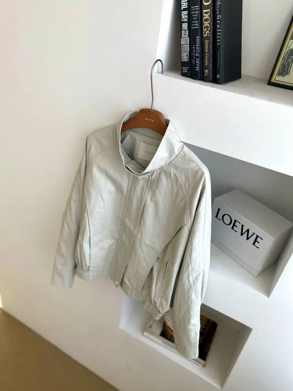 Stylish and Minimalist Women's Sweater, Comfortable and Versatile