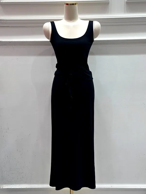 Set Pakaian Wanita Hitam Minimalis Bergaya - Selesa dan Versatile