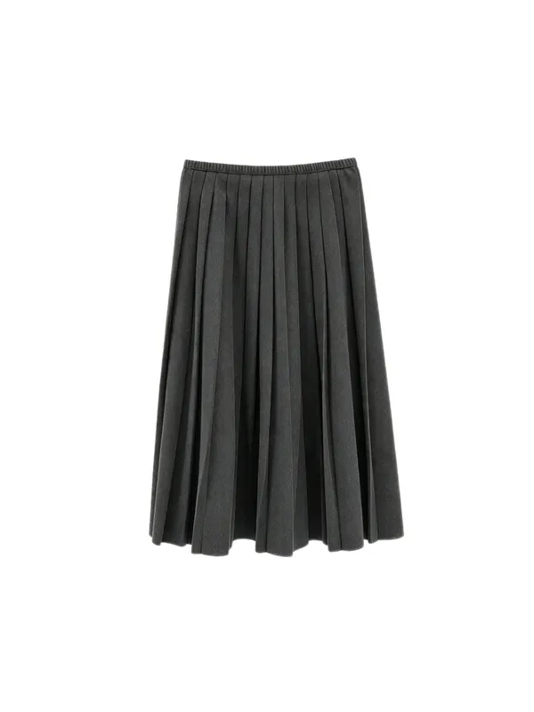 An elegant and versatile gray pleated skirt that highlights your charm