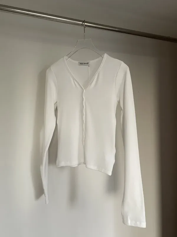 Minimalist Basic Long Sleeve T-Shirt - Comfortable and Versatile