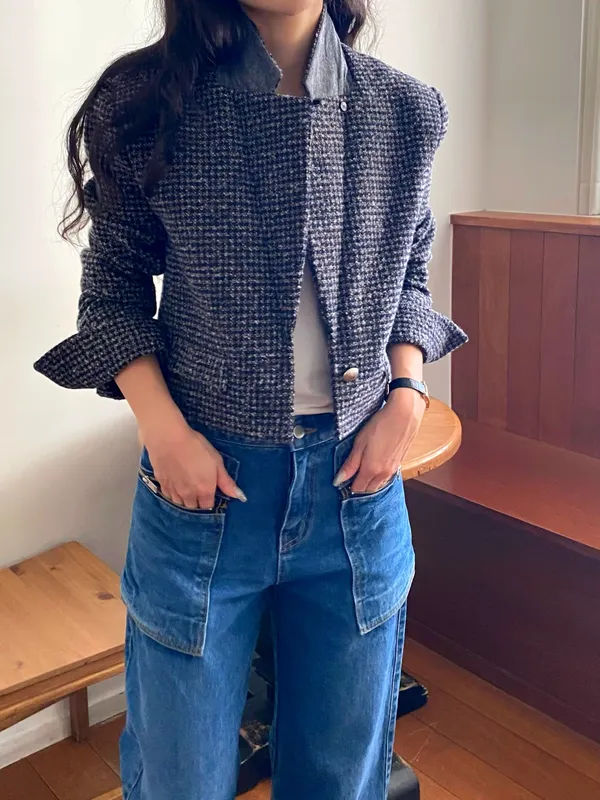 Stylish Casual Women's Jacket with Elegant Plaid Design