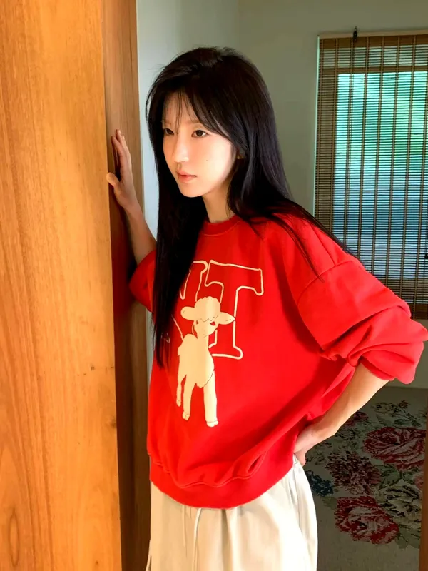เสื้อยืดลายพิมพ์สีแดงสไตล์แฟชั่น, สบายและเป็นกันเอง