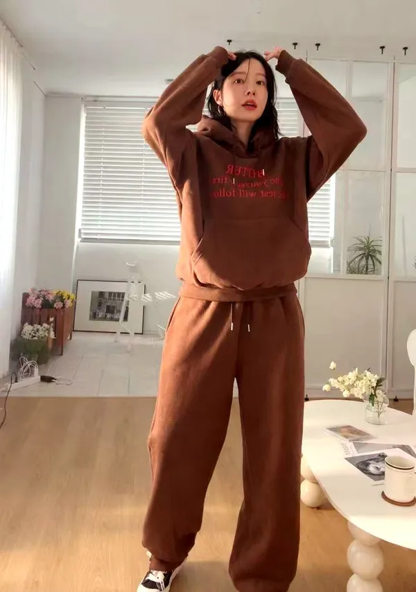 Fashionable casual sweatshirt, comfortable and warm, a must-have for autumn and winter.