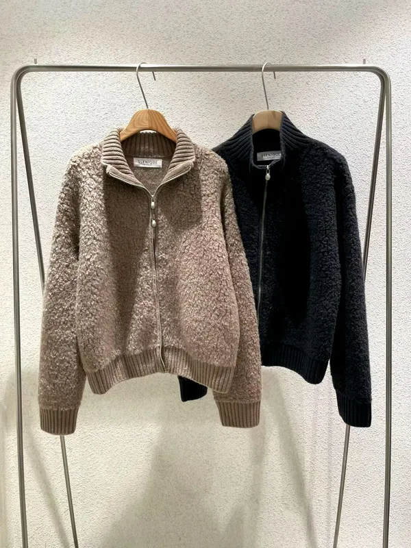 Fashionable and Comfortable Women's Jacket with Warm Plush Design
