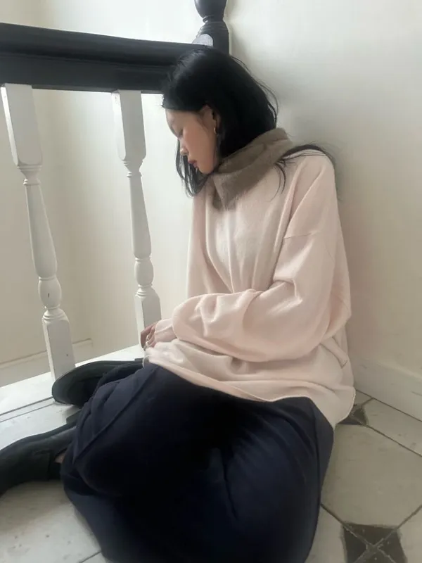 柔らかく快適なピンクのルーズフィット女性用ニットセーター