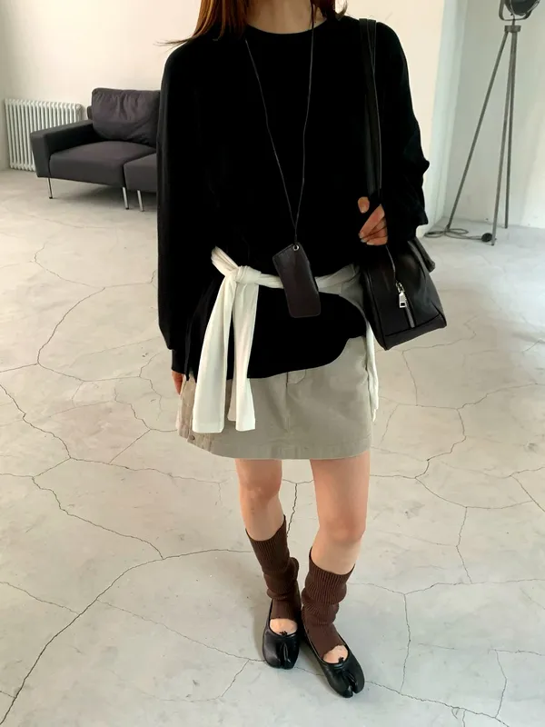 Stylish Minimalist Black Long Sleeve T-Shirt, Comfortable and Versatile