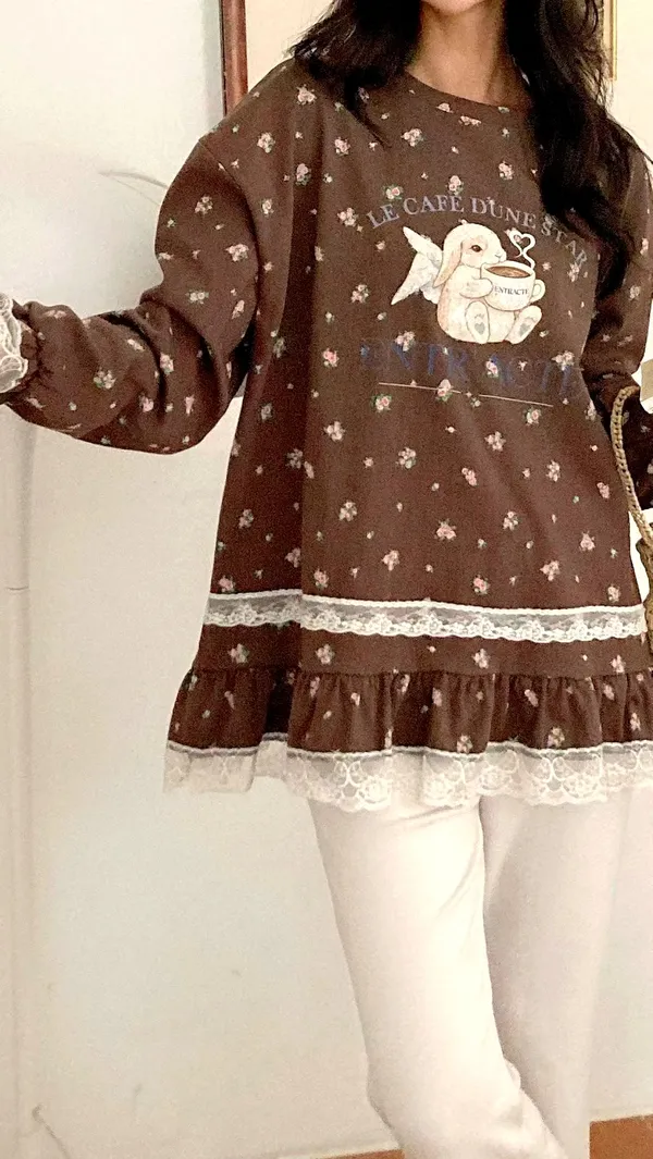 Charming Vintage Floral Top with Lace Trim
