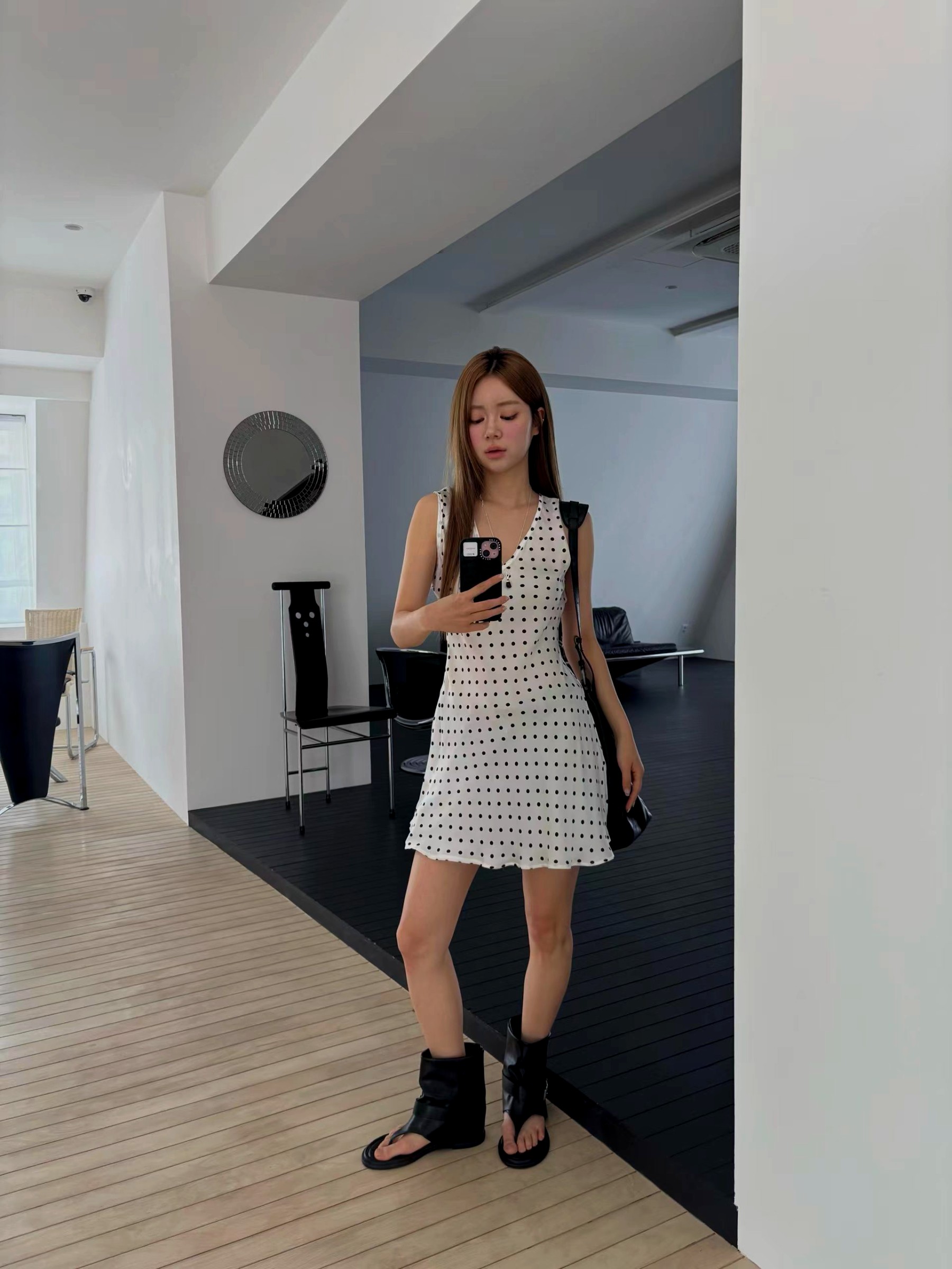 패셔너블한 도트 원피스 - 우아한 매력을 발산하다