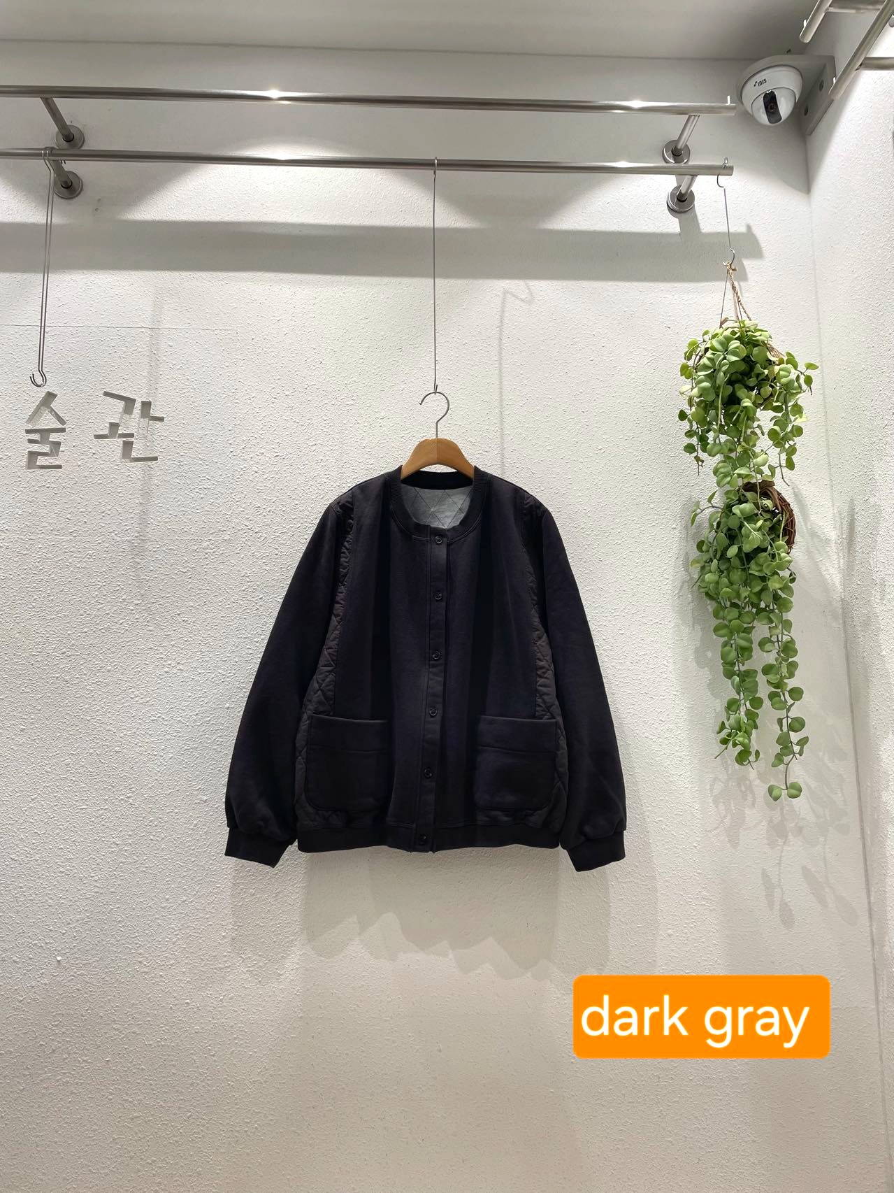 스타일리시하고 미니멀한 다크 그레이 여성 탑 - 편안하고 다재다능