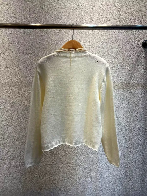 Elegant and Minimalist Women's Top - Comfortable and Breathable Knitwear