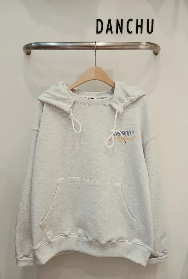 เสื้อฮู้ดสีเทาสไตล์สบาย - ใส่สบายและเข้ากันได้ง่าย