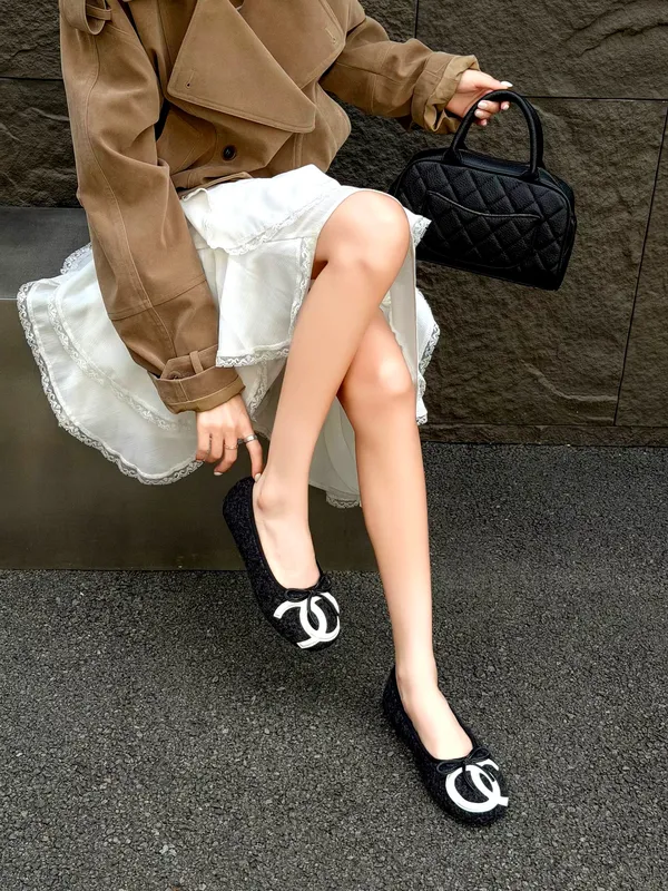Stylish and Elegant Women's Shoes, Comfortable and Versatile "CHANEL COCO BEACH" Item No.: 6572 Price: 29,000₩ Size: 35 36 37 38 39 40 Heel Height: 1cm Dongdaemun Shoe City Building C, 1st Floor, No. 102 SM-Shoes♥️