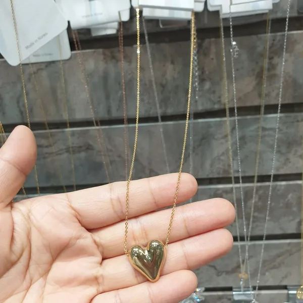 Elegant Heart-Shaped Pendant Necklace in Gold Design