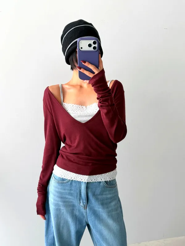 Stylish Slim-Fit Women's Top with Elegant V-Neck Design and Comfortable Fabric