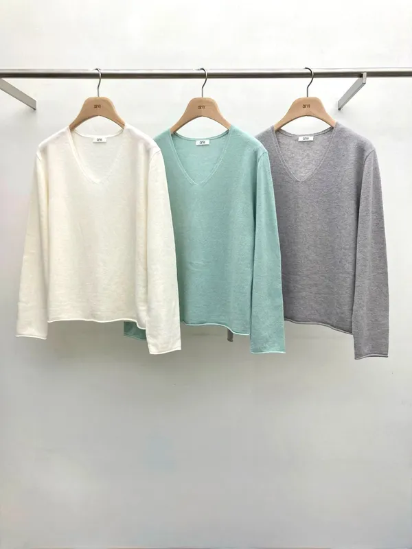 Comfortable Versatile V-Neck Top for Women - Perfect for Spring and Autumn