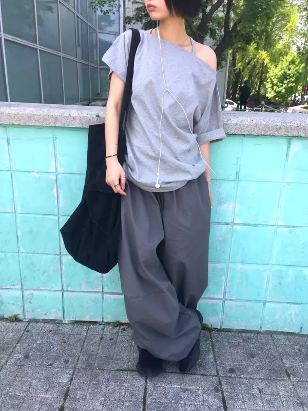 Stylish and Minimalist Gray T-Shirt, Comfortable and Versatile