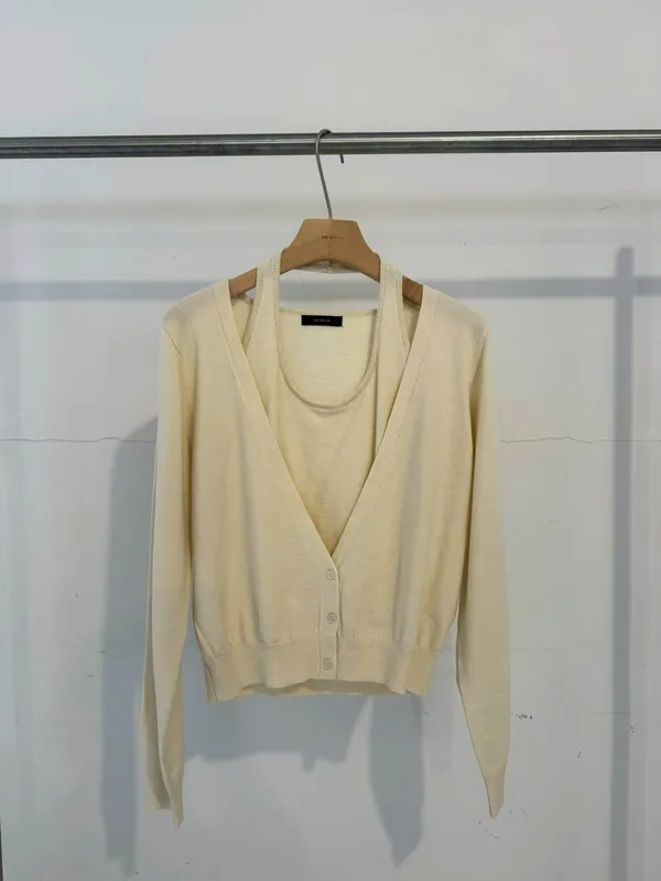 Stylish and Minimalist Women's Top, Comfortable and Versatile