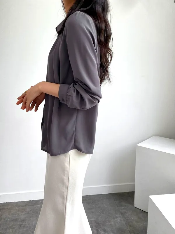 Elegant Women's Top with Lightweight Silky Fabric