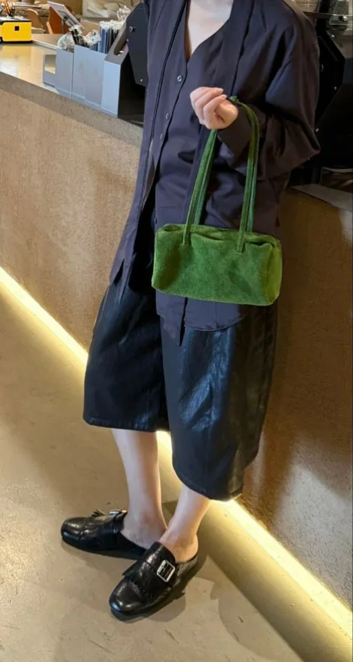 Fashionable velvet green handbag, fresh and eye-catching
