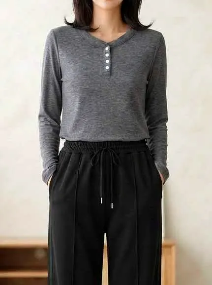 シンプルでスタイリッシュな女性用長袖Tシャツ、快適で多用途