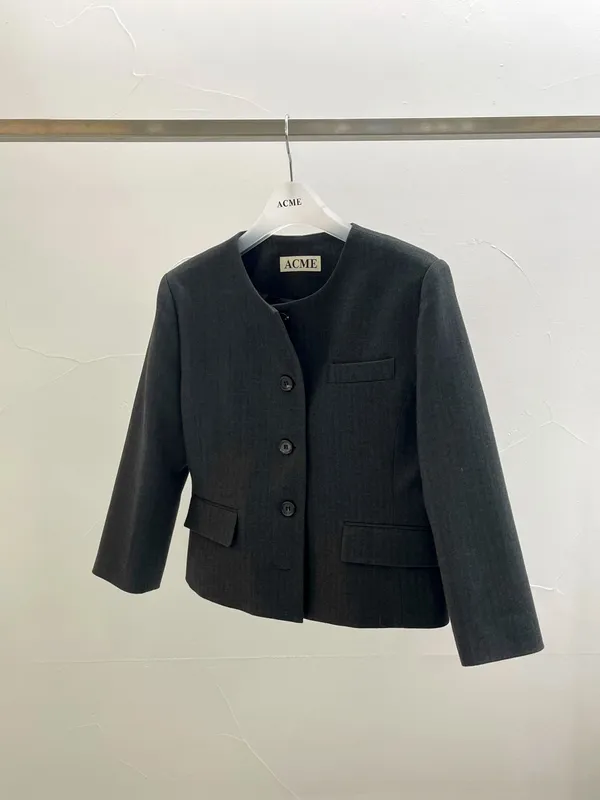 Classic Elegant Women's Coat - Fashionable and Versatile