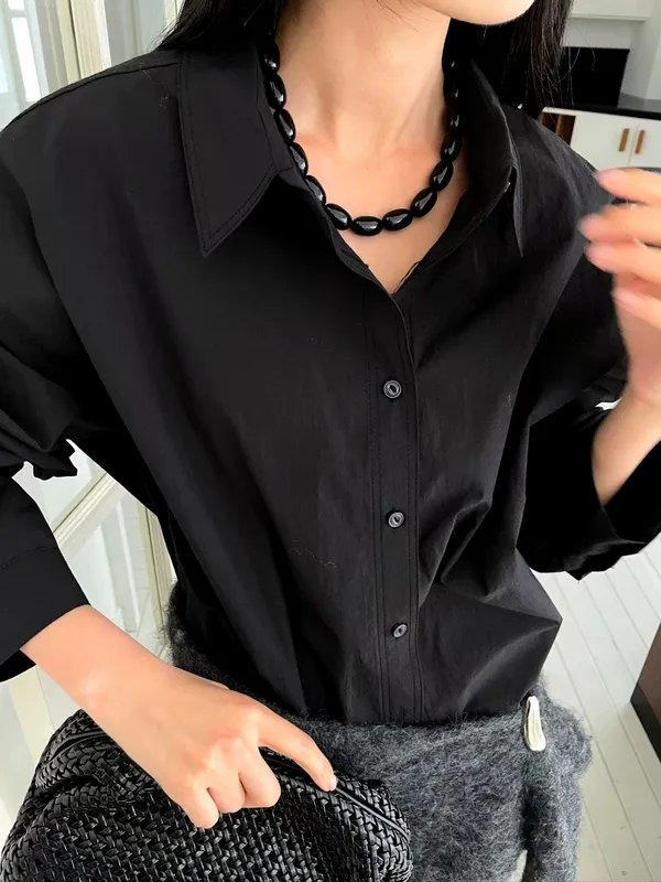 Áo sơ mi đen tối giản thời trang, thanh lịch và đa năng