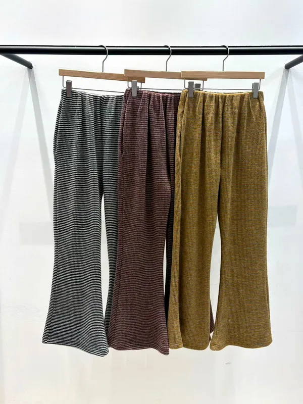 Casual loose striped pants, comfortable and versatile.