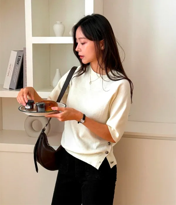 Stylish and Comfortable Women's Knit Top - Perfect for Everyday Wear