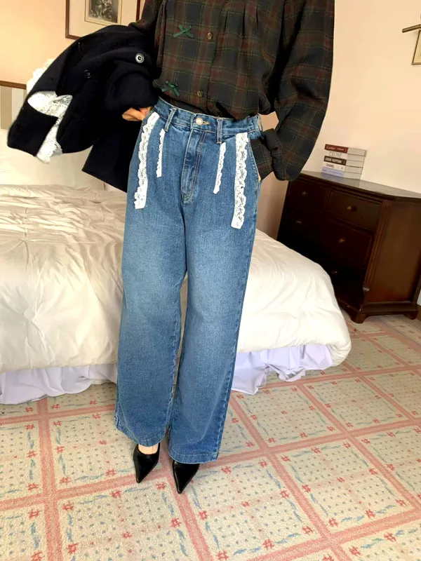 Stylish Loose Denim Pants with Lace Design for Comfortable Versatility