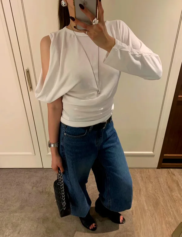 Stylish and Minimalist Women's Top with Comfortable Breathable Design