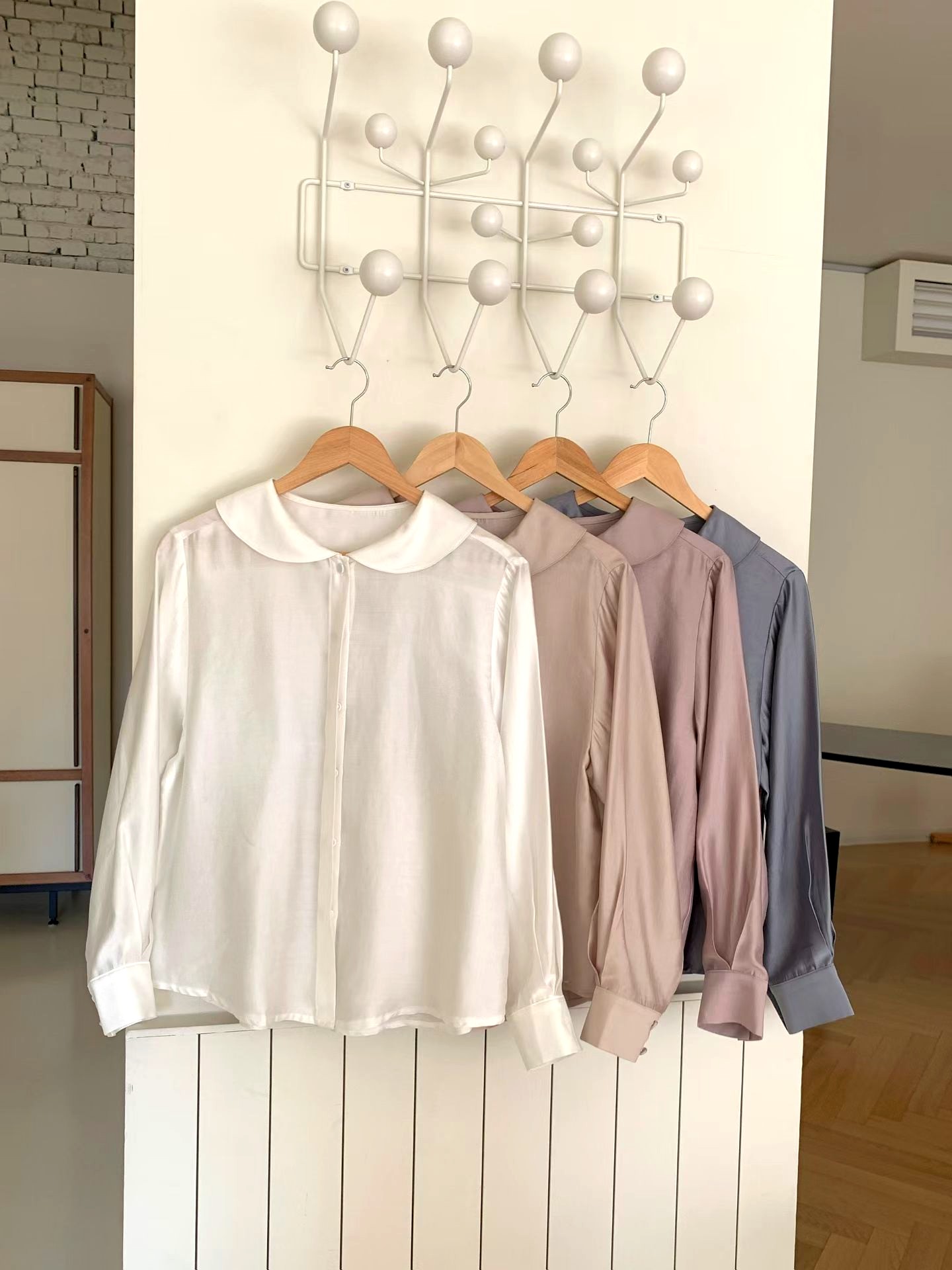 ์์พํ๊ณ ์ฌํํ ์๋์ฉ ์
์ธ , ํธ์ํ๊ณ ํต๊ธฐ์ฑ์ด ๋ฐ์ด๋๋ฉฐ ๋ด๊ณผ ์ฌ๋ฆ์ ์ ํฉ
