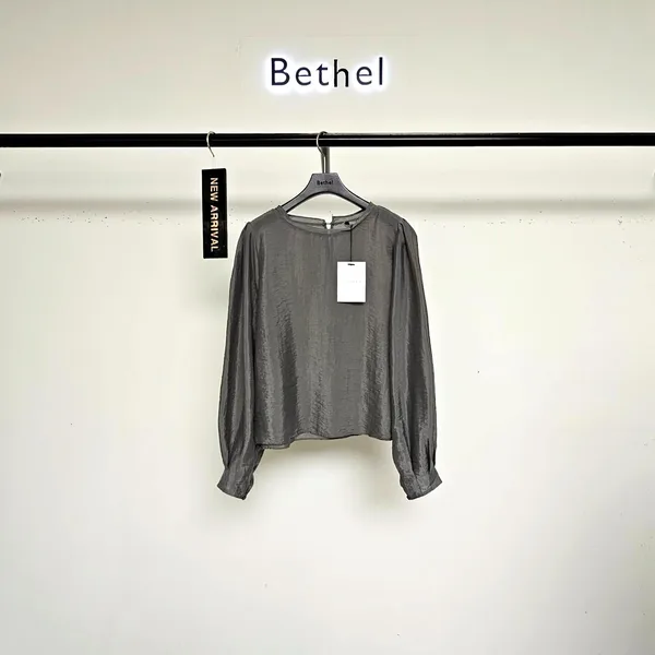 Lightweight and Breathable Women's Top for a Comfortable Casual Look