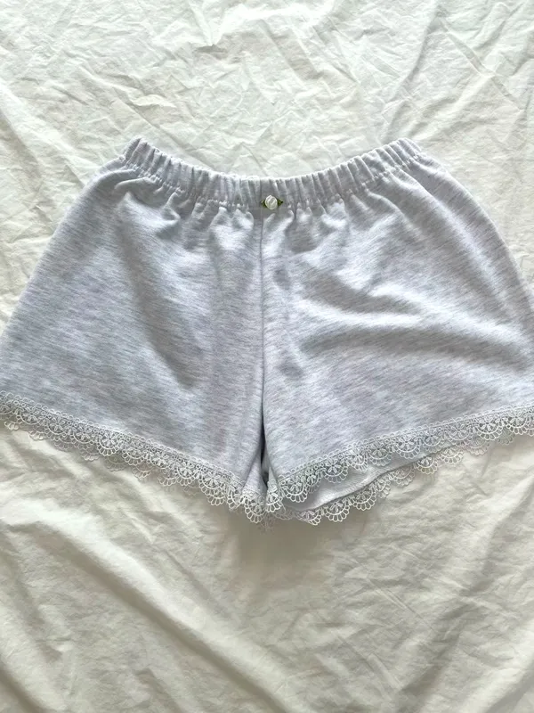 Elegant Lace Trim Shorts for a Comfortable Casual Look