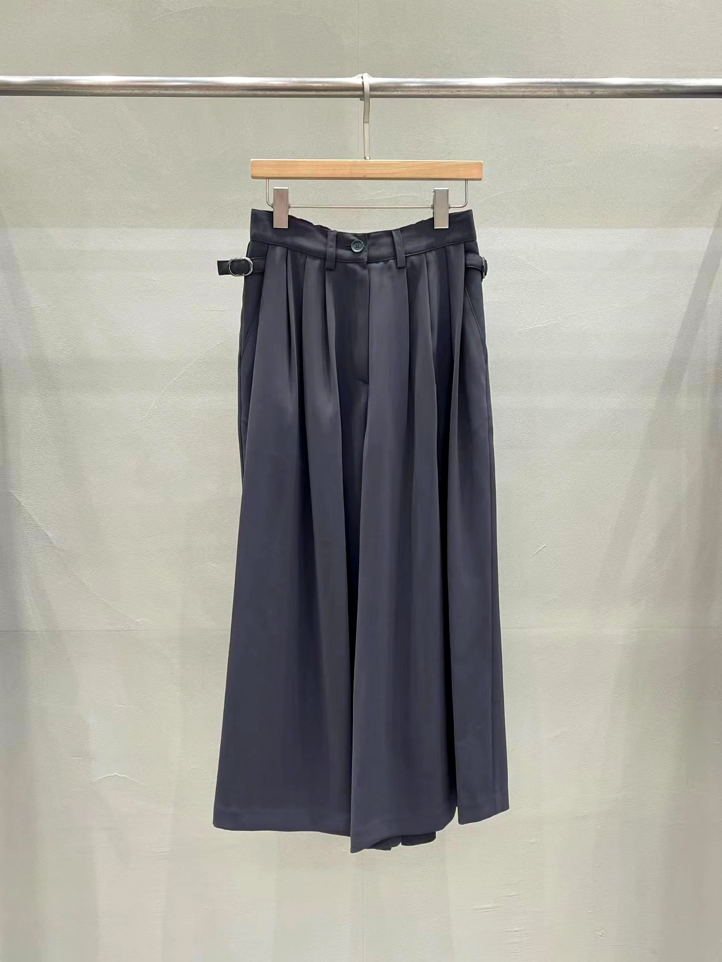 패셔너블 루즈 여성 바지, 우아한 매력을 위한 필수 아이템