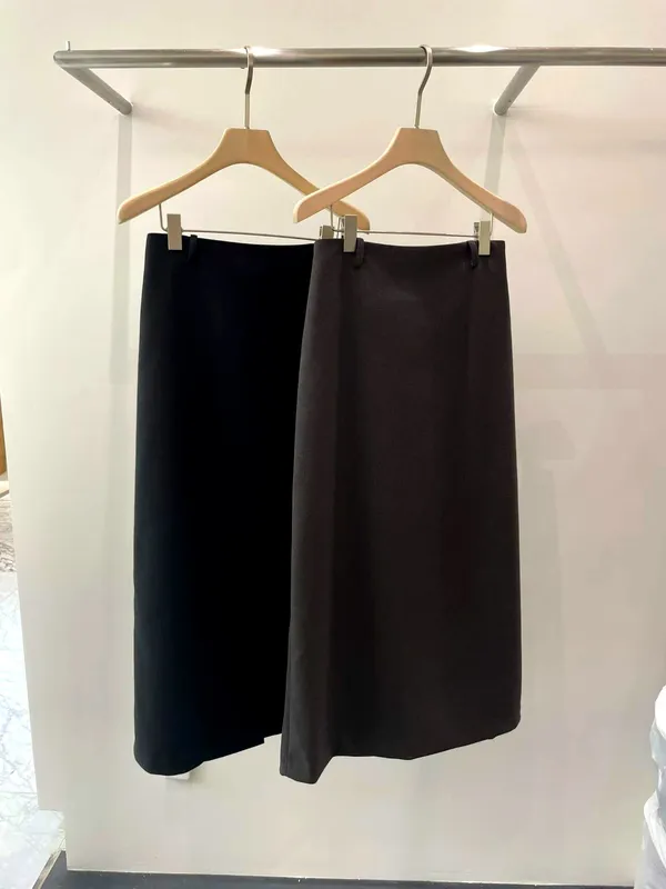 Stylish and Minimalist Women's Midi Skirt - Versatile Elegance