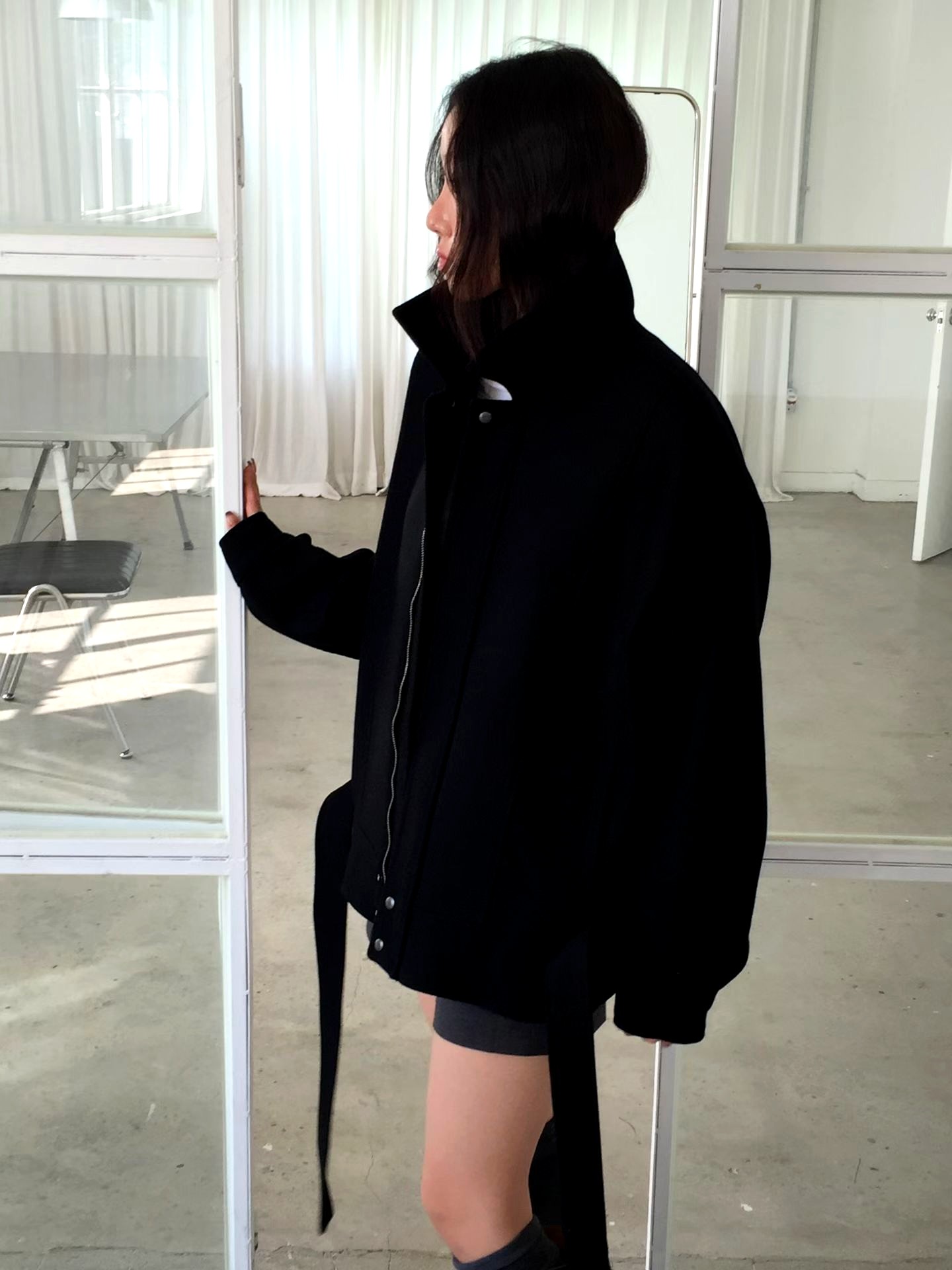 스타일리시한 블랙 여성 자켓, 미니멀리스트 디자인, 다재다능한 필수 아이템