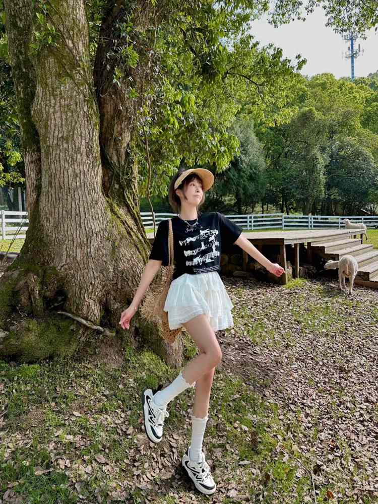 Trendy Casual T-Shirt Paired with Pleated Skirt