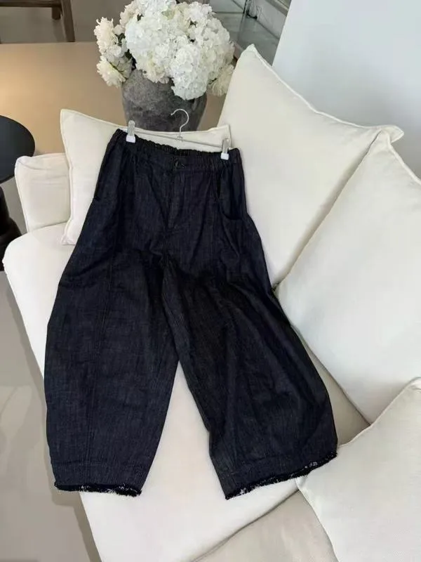 Stylish Loose-Fit Jeans for a Comfortable Casual Look