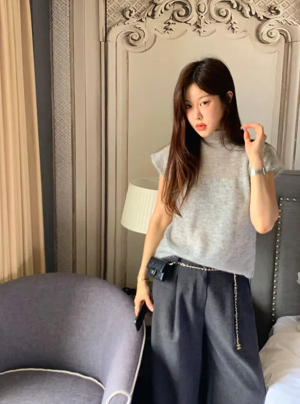 スタイリッシュでミニマリストな女性用トップス、快適なニットデザイン